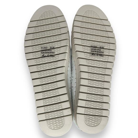 NEW Bella Vita Flats Size 8.5 Narrow Perforated White Mules Athleisure Comfort - Picture 10 of 12